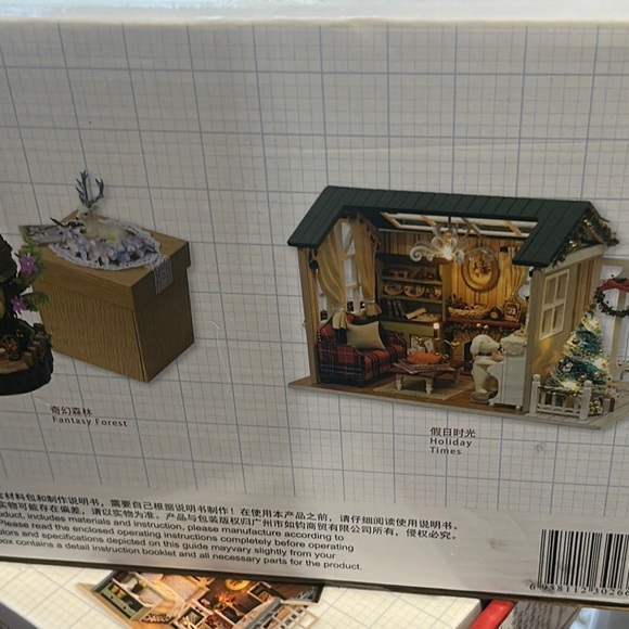 Holiday Time Green and Red Festive Decor Dollhouse Kit #8009 - Picture 5 of 14